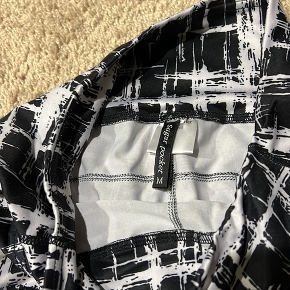 Sugar Pocket black and white abstract hash active capris with leg pockets - Picture 2 of 5